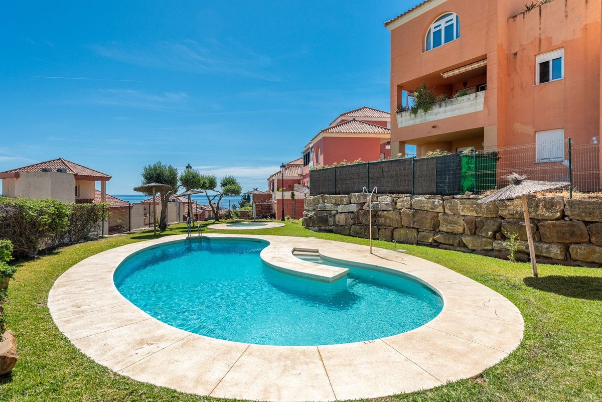 2 Bed Middle Floor Apartment in La Duquesa