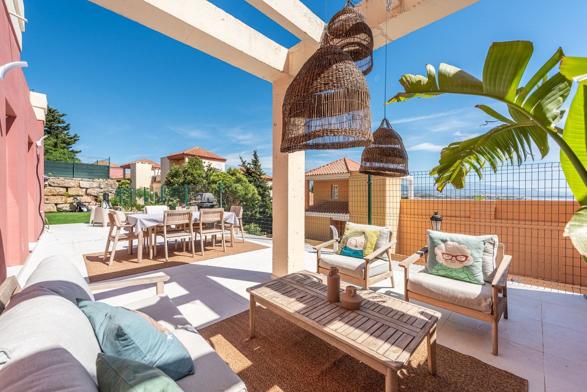 2 Bed Middle Floor Apartment in La Duquesa