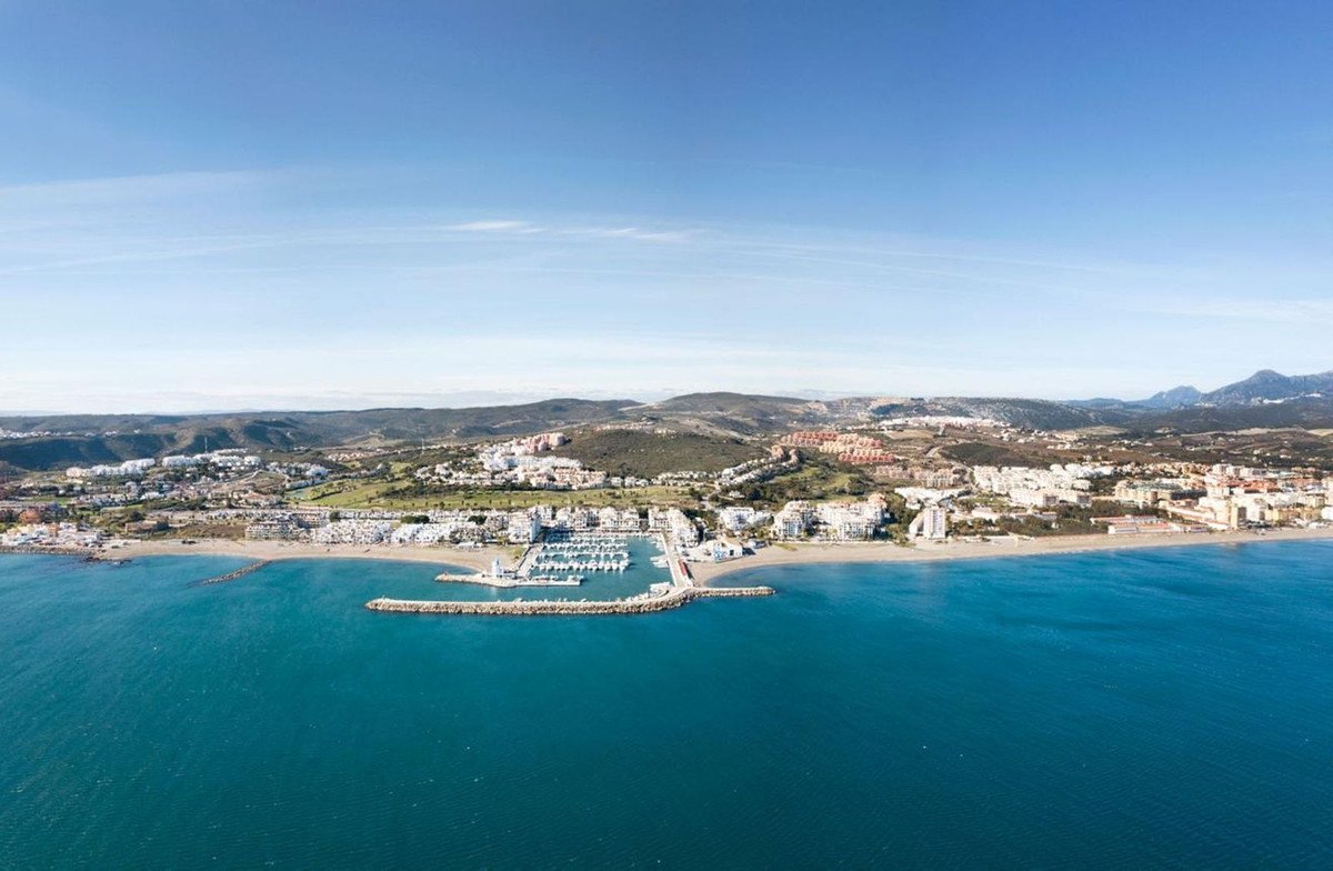 2 Bed Middle Floor Apartment in La Duquesa
