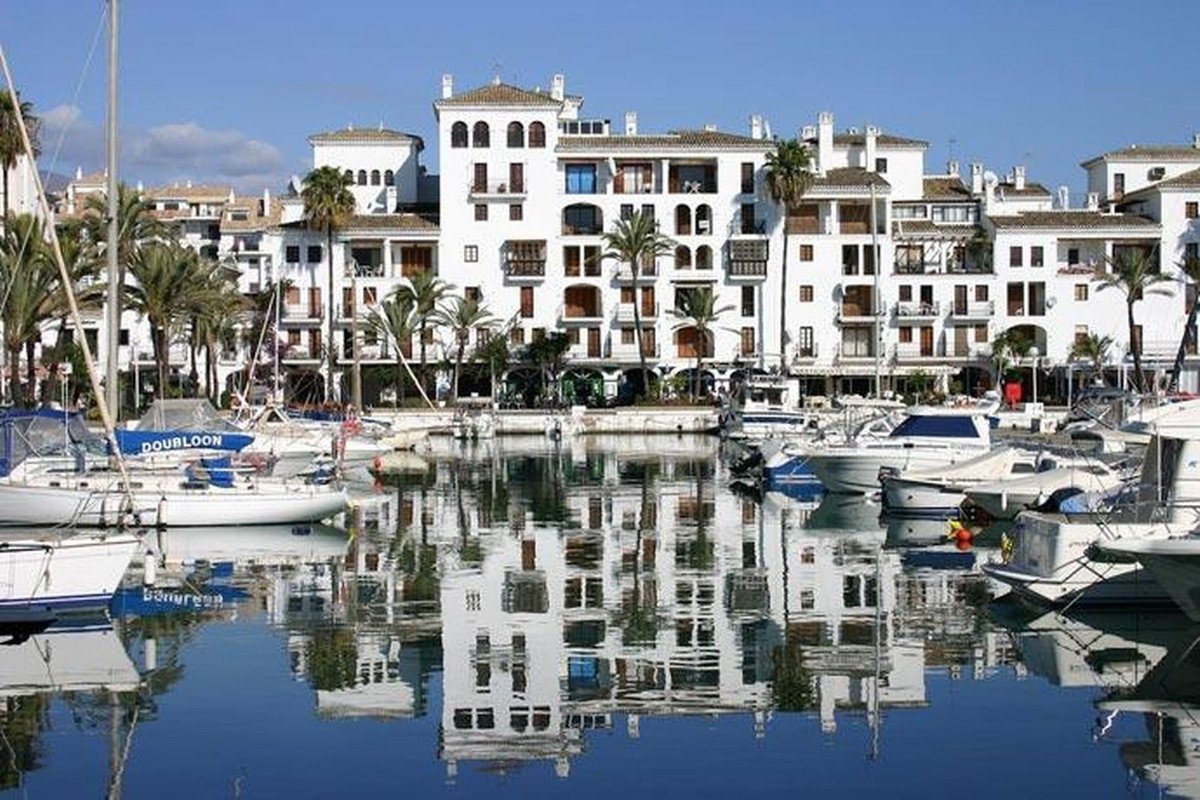 2 Bed Middle Floor Apartment in La Duquesa