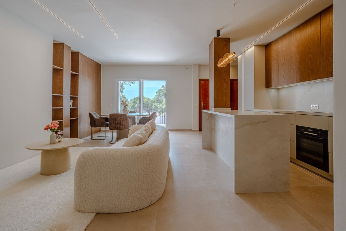 2 Bed Middle Floor Apartment in Nueva Andalucía