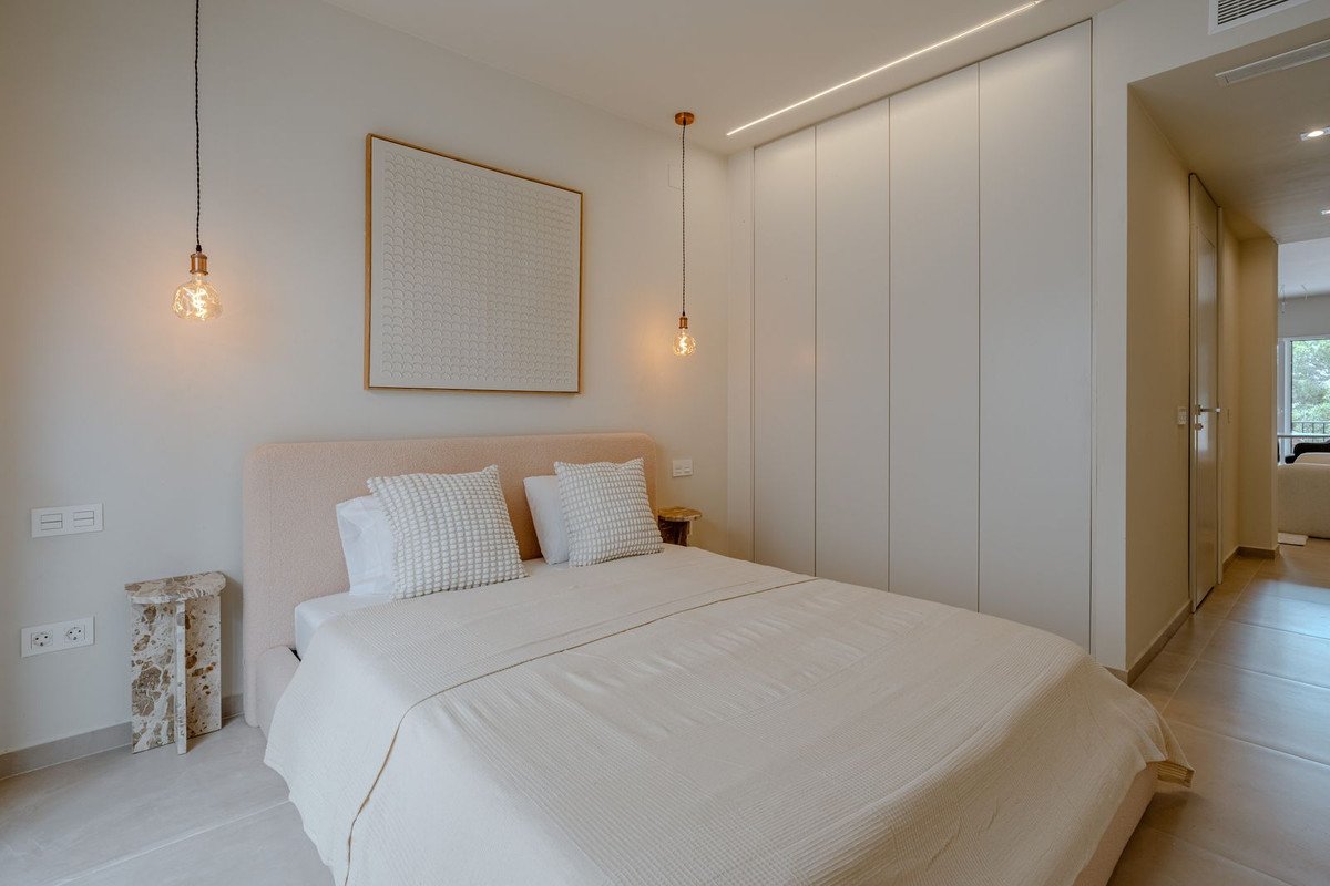 2 Bed Middle Floor Apartment in Nueva Andalucía