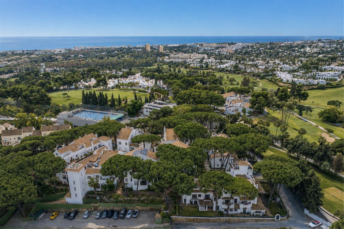 2 Bed Middle Floor Apartment in Nueva Andalucía