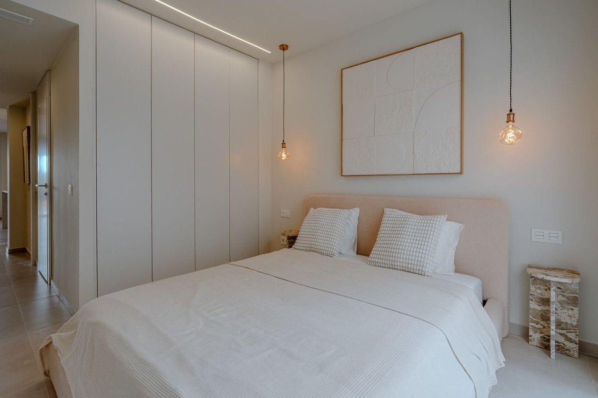 2 Bed Middle Floor Apartment in Nueva Andalucía