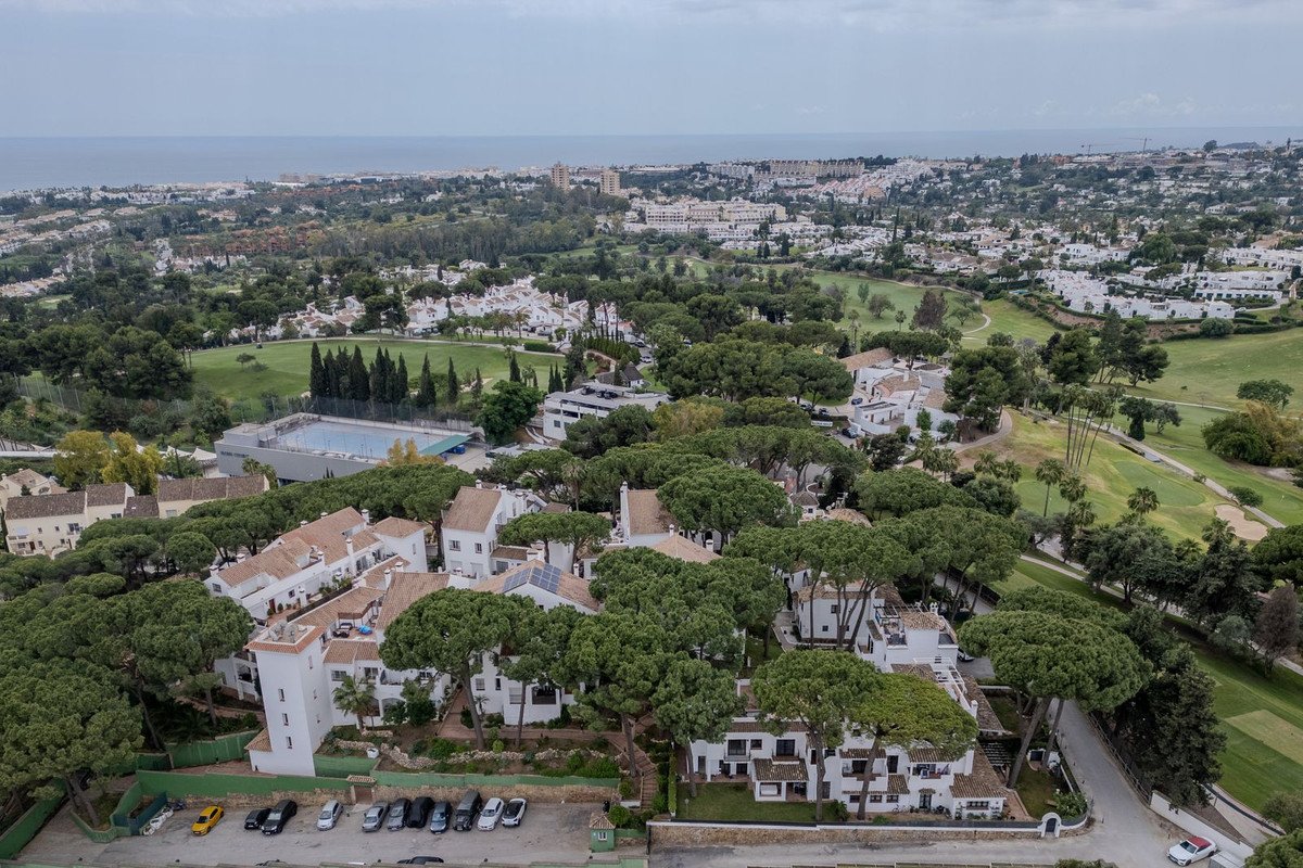 2 Bed Middle Floor Apartment in Nueva Andalucía