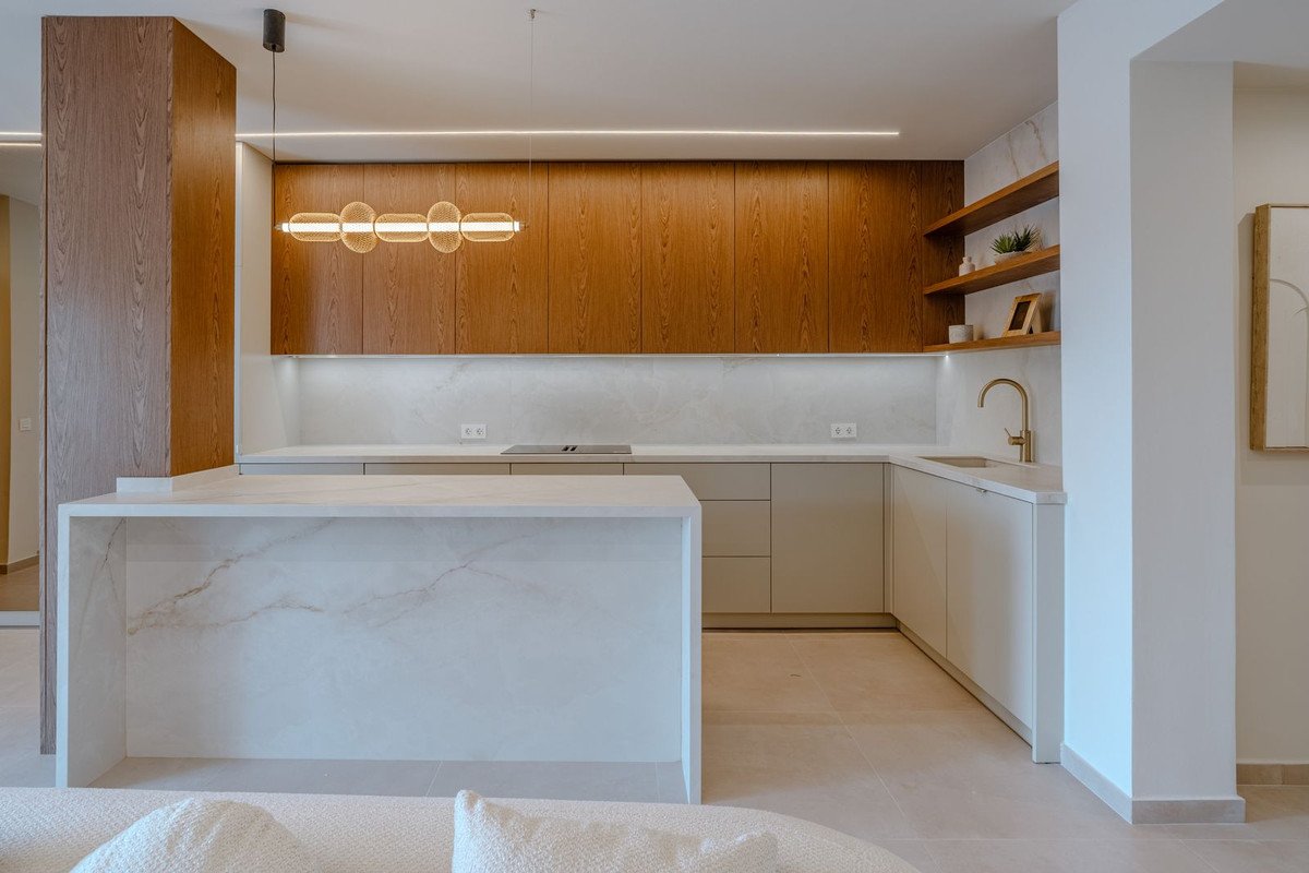2 Bed Middle Floor Apartment in Nueva Andalucía