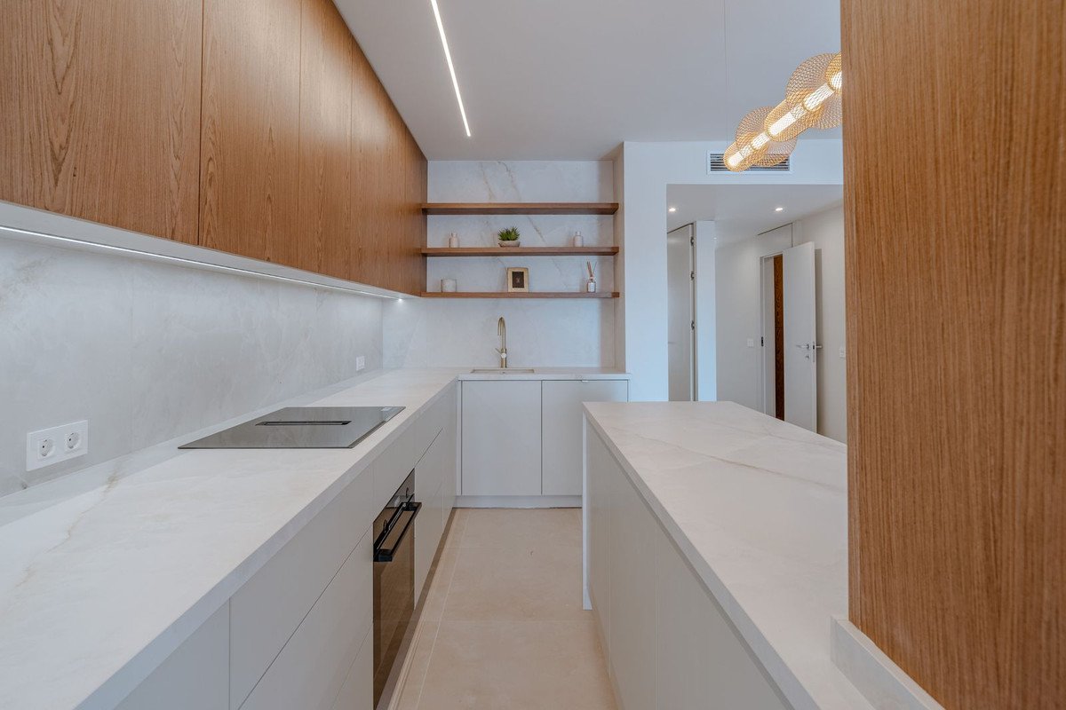 2 Bed Middle Floor Apartment in Nueva Andalucía