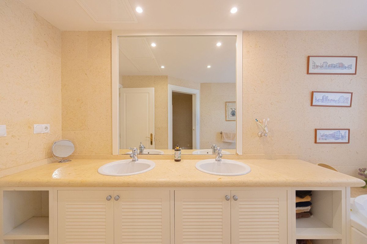 3 Bed Middle Floor Apartment in Nueva Andalucía