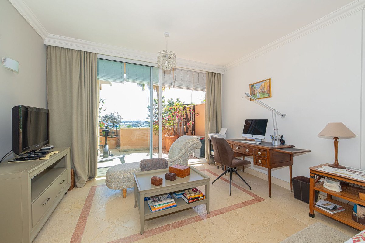 3 Bed Middle Floor Apartment in Nueva Andalucía