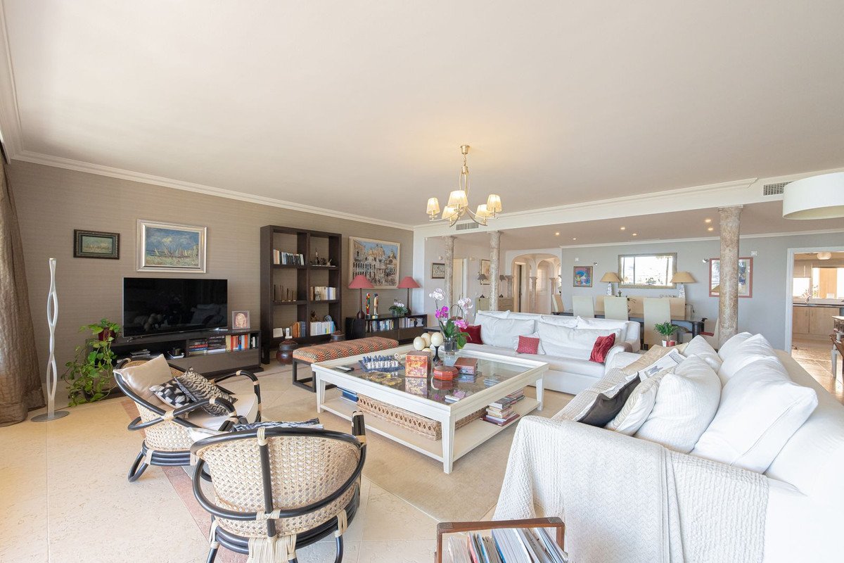 3 Bed Middle Floor Apartment in Nueva Andalucía