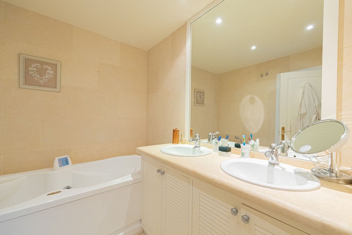 3 Bed Middle Floor Apartment in Nueva Andalucía