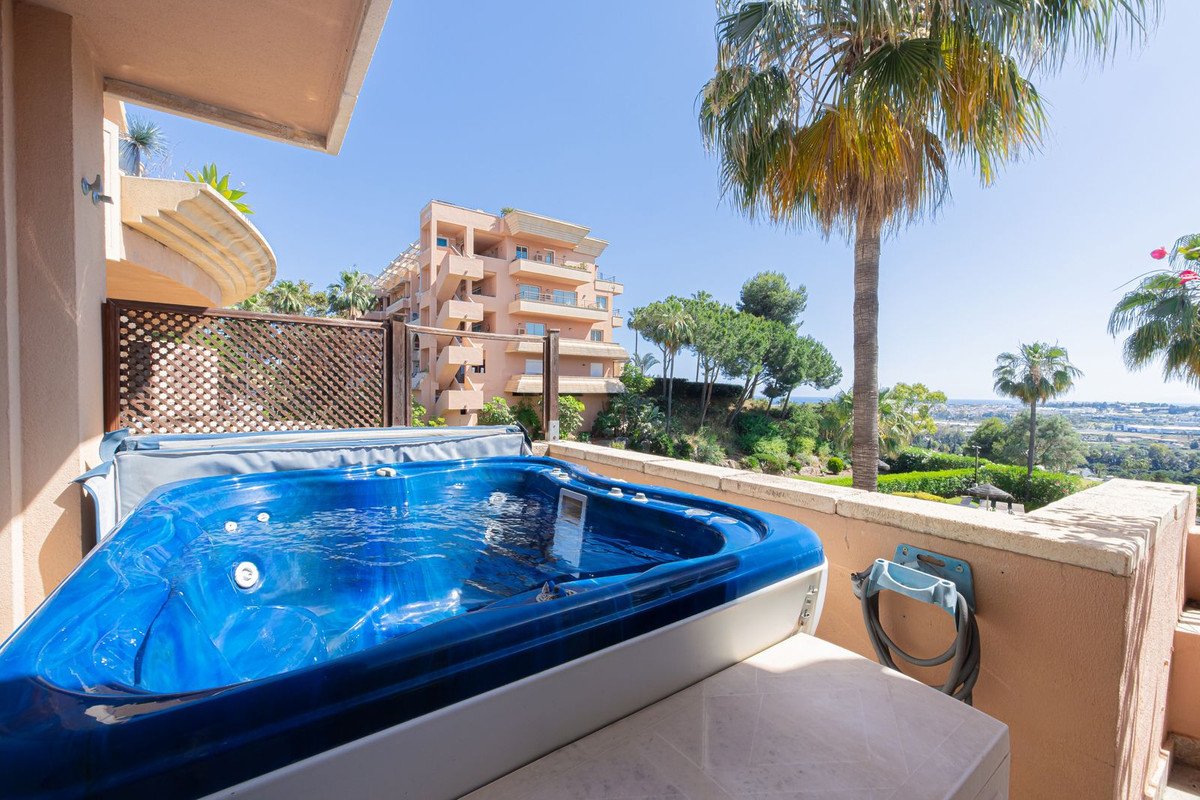 3 Bed Middle Floor Apartment in Nueva Andalucía
