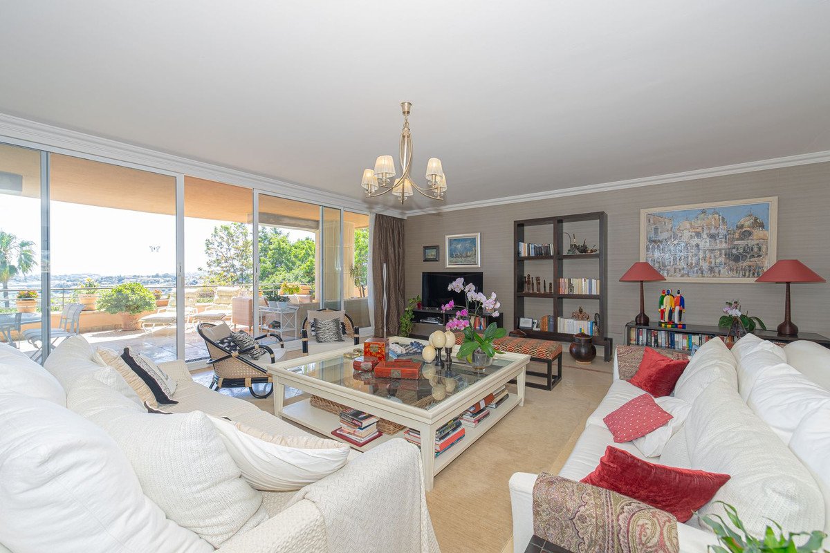 3 Bed Middle Floor Apartment in Nueva Andalucía