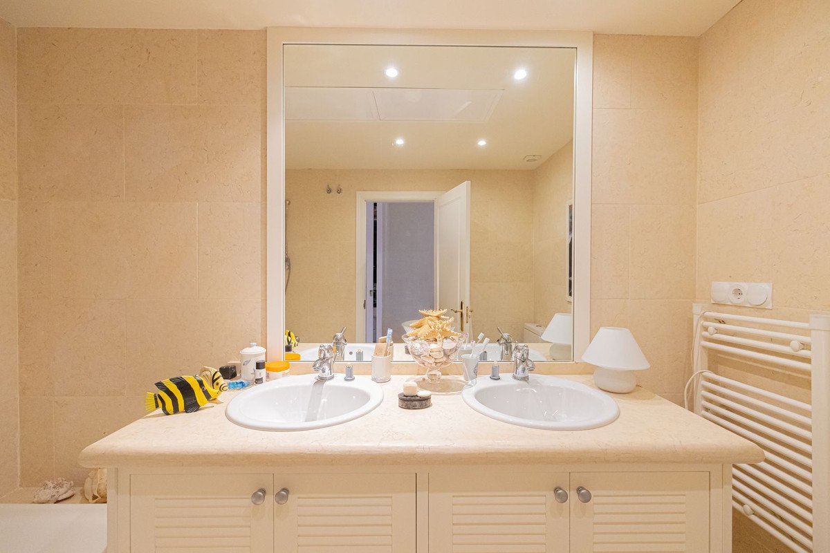 3 Bed Middle Floor Apartment in Nueva Andalucía