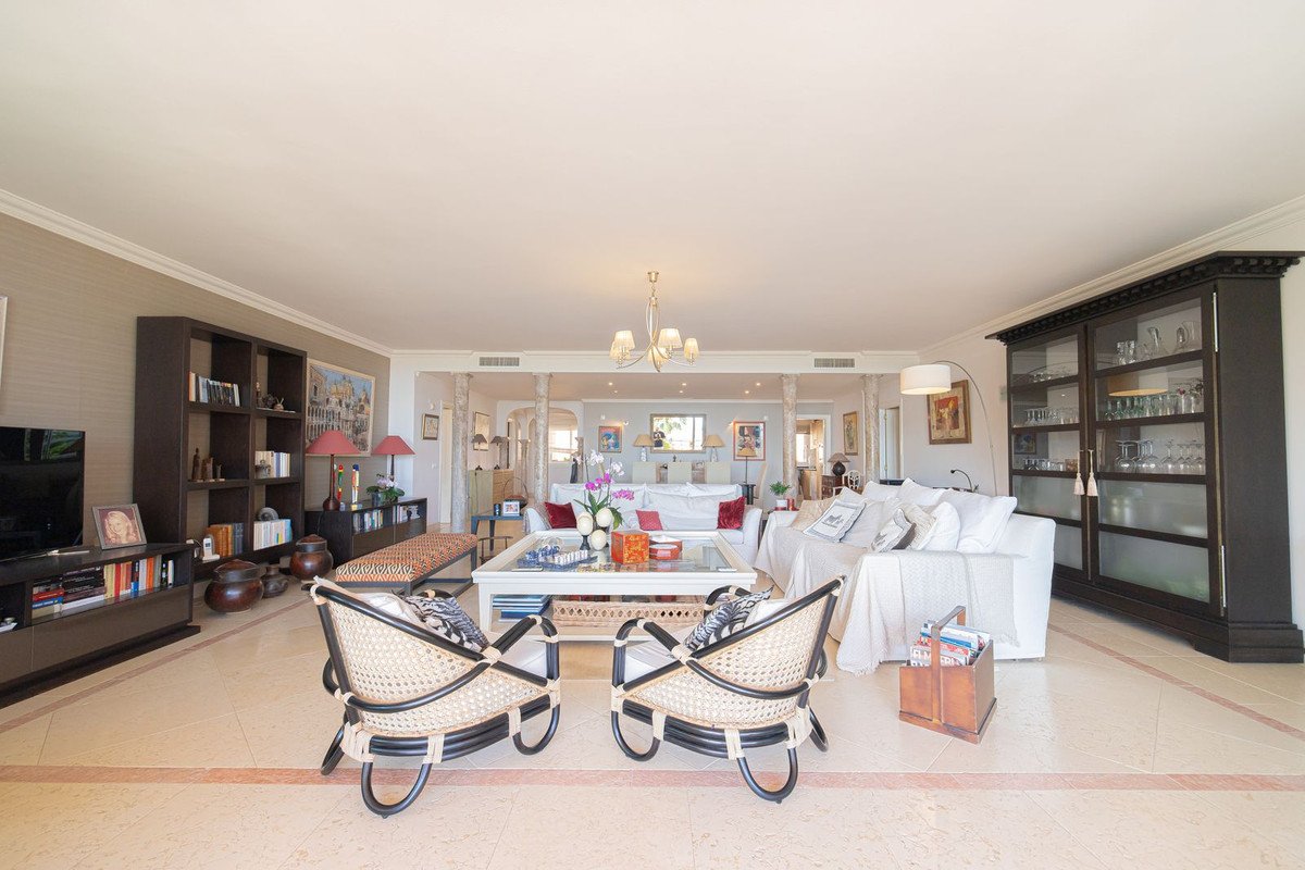 3 Bed Middle Floor Apartment in Nueva Andalucía