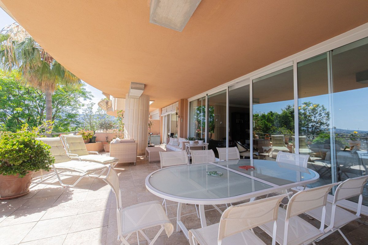 3 Bed Middle Floor Apartment in Nueva Andalucía