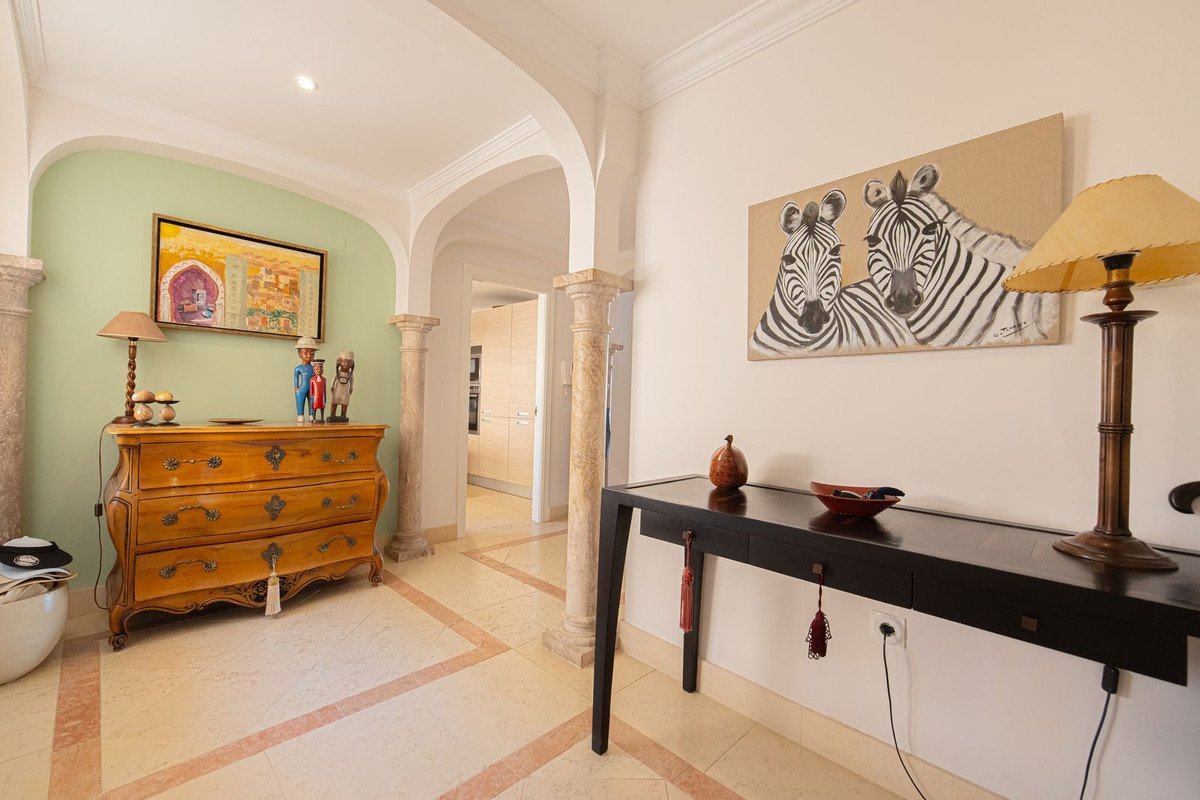3 Bed Middle Floor Apartment in Nueva Andalucía