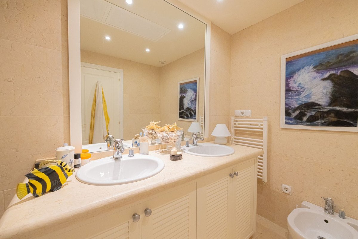 3 Bed Middle Floor Apartment in Nueva Andalucía