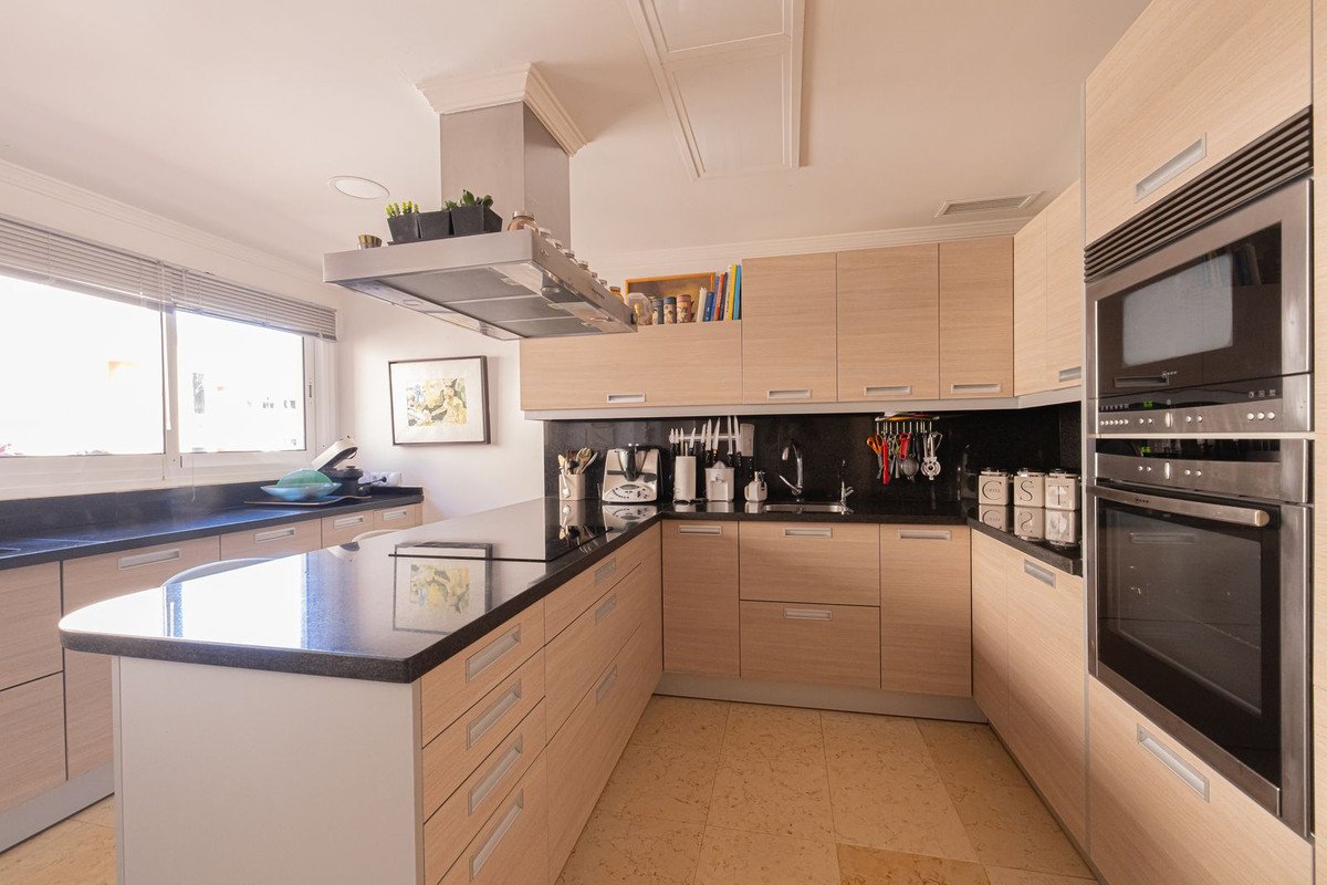 3 Bed Middle Floor Apartment in Nueva Andalucía