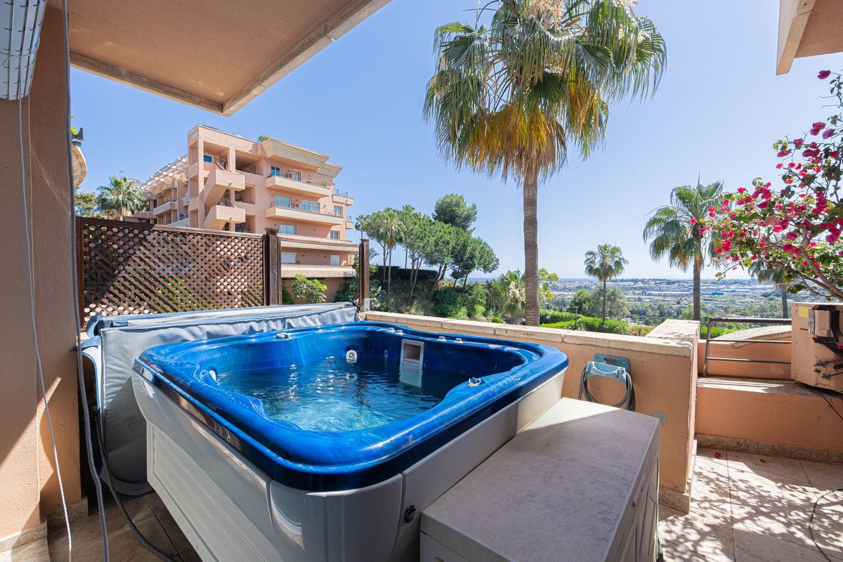 3 Bed Middle Floor Apartment in Nueva Andalucía