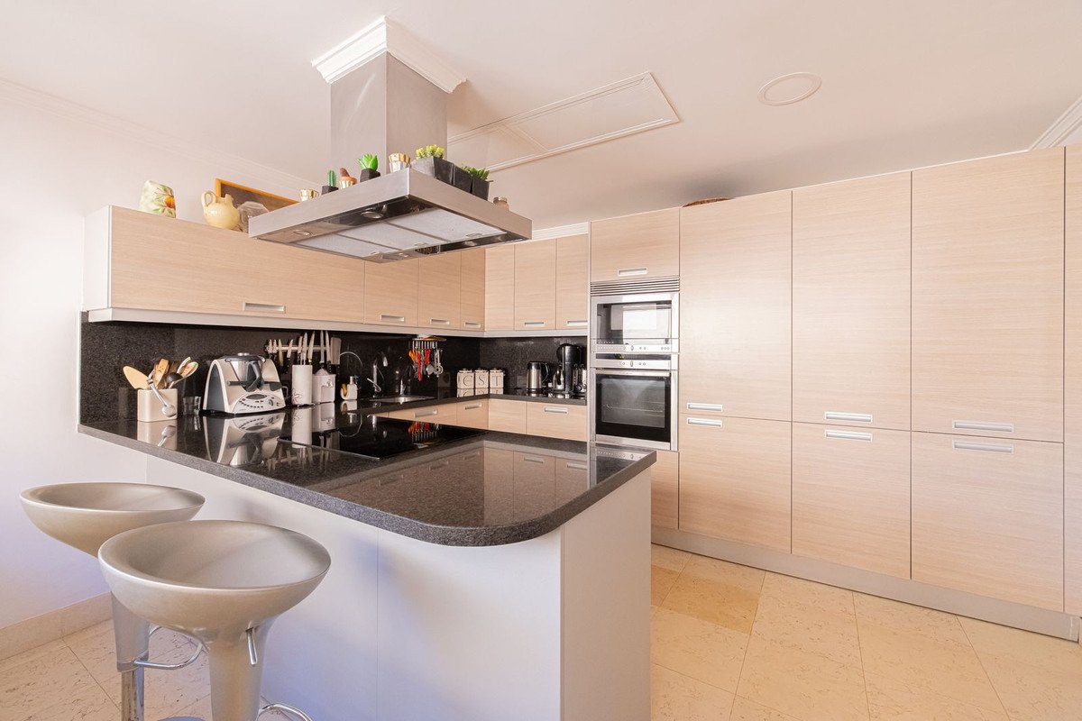 3 Bed Middle Floor Apartment in Nueva Andalucía