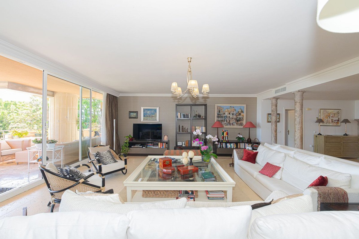 3 Bed Middle Floor Apartment in Nueva Andalucía