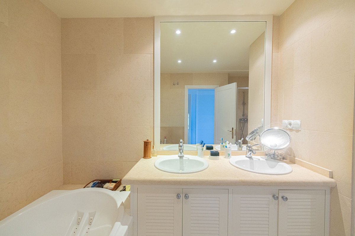 3 Bed Middle Floor Apartment in Nueva Andalucía