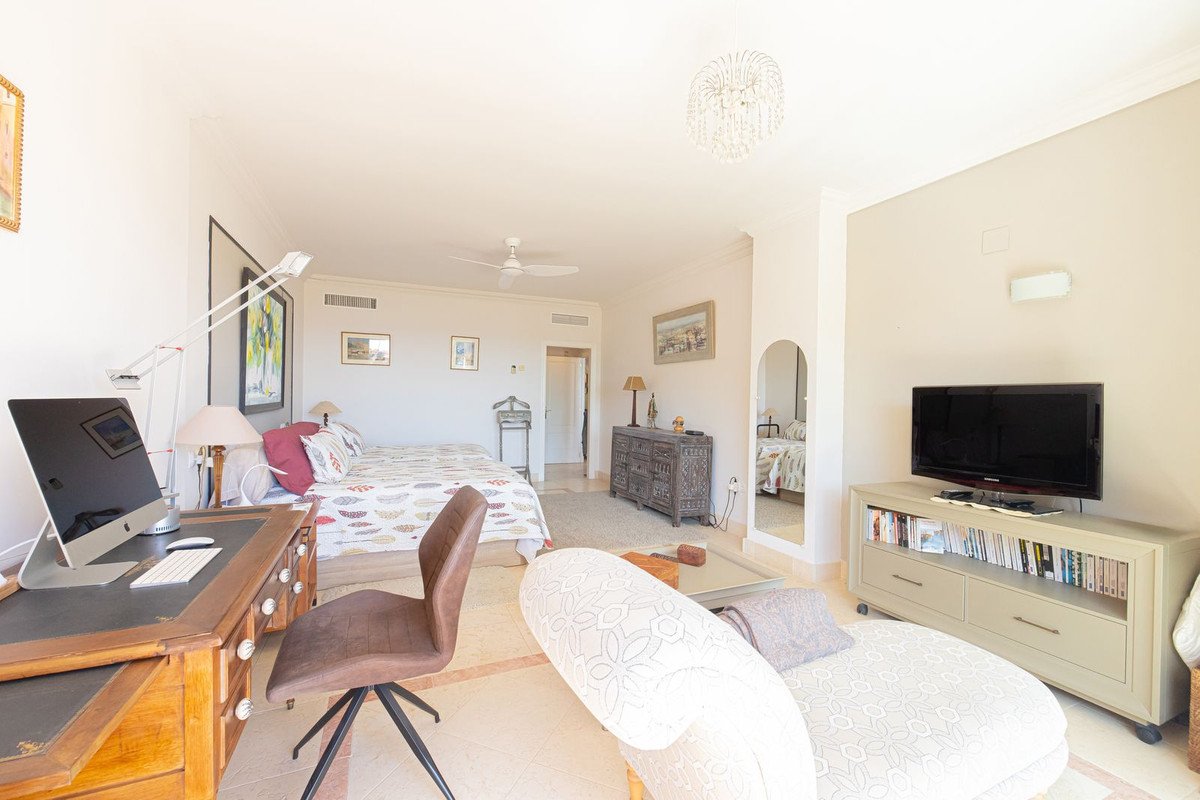 3 Bed Middle Floor Apartment in Nueva Andalucía