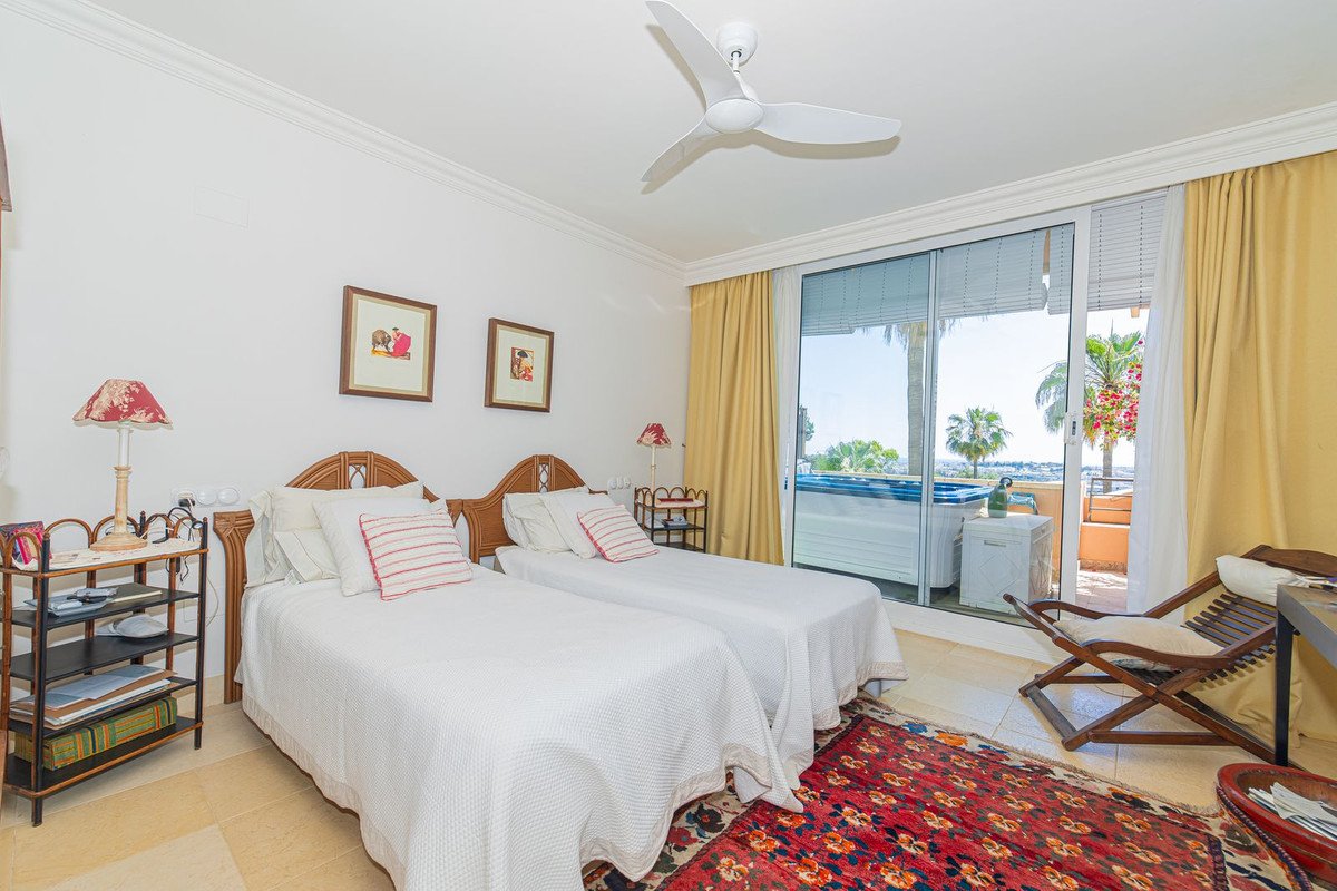 3 Bed Middle Floor Apartment in Nueva Andalucía