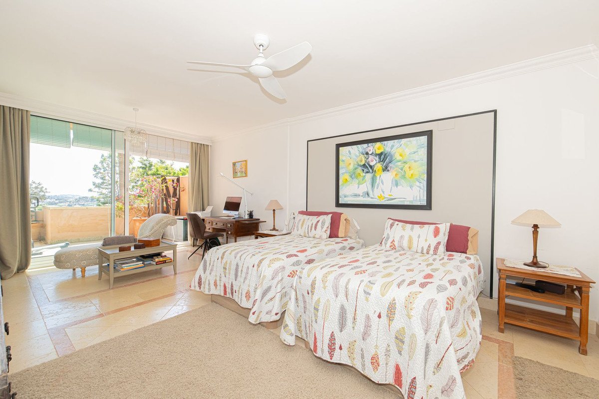 3 Bed Middle Floor Apartment in Nueva Andalucía