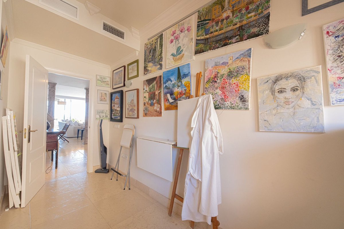 3 Bed Middle Floor Apartment in Nueva Andalucía