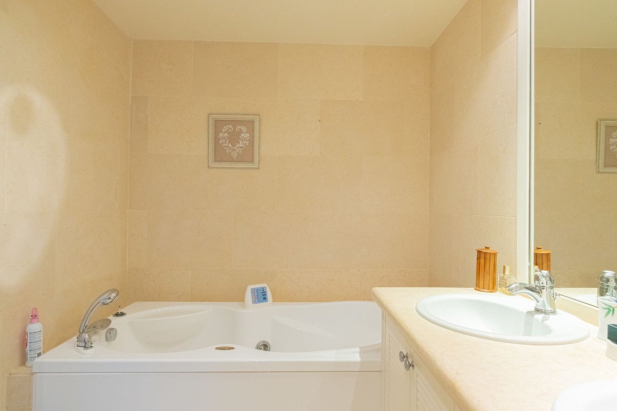 3 Bed Middle Floor Apartment in Nueva Andalucía