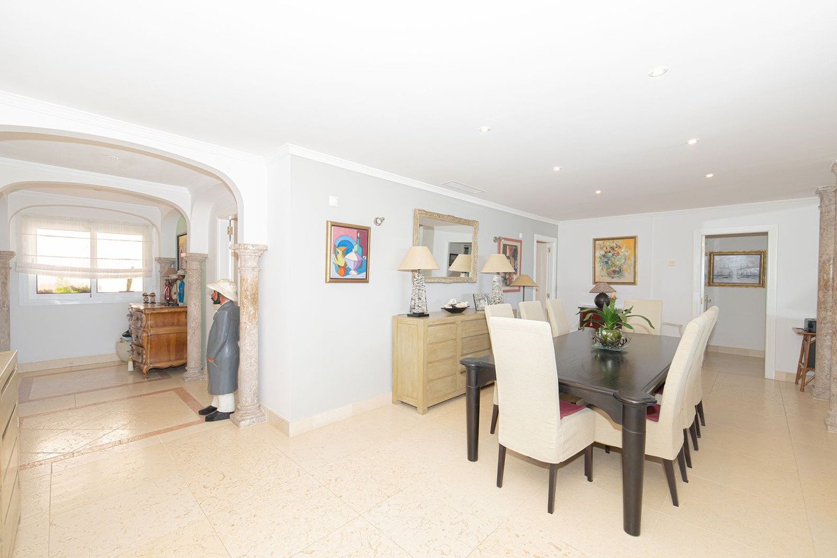 3 Bed Middle Floor Apartment in Nueva Andalucía