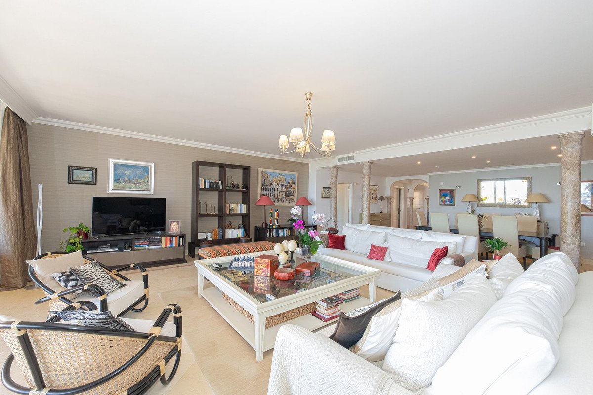 3 Bed Middle Floor Apartment in Nueva Andalucía