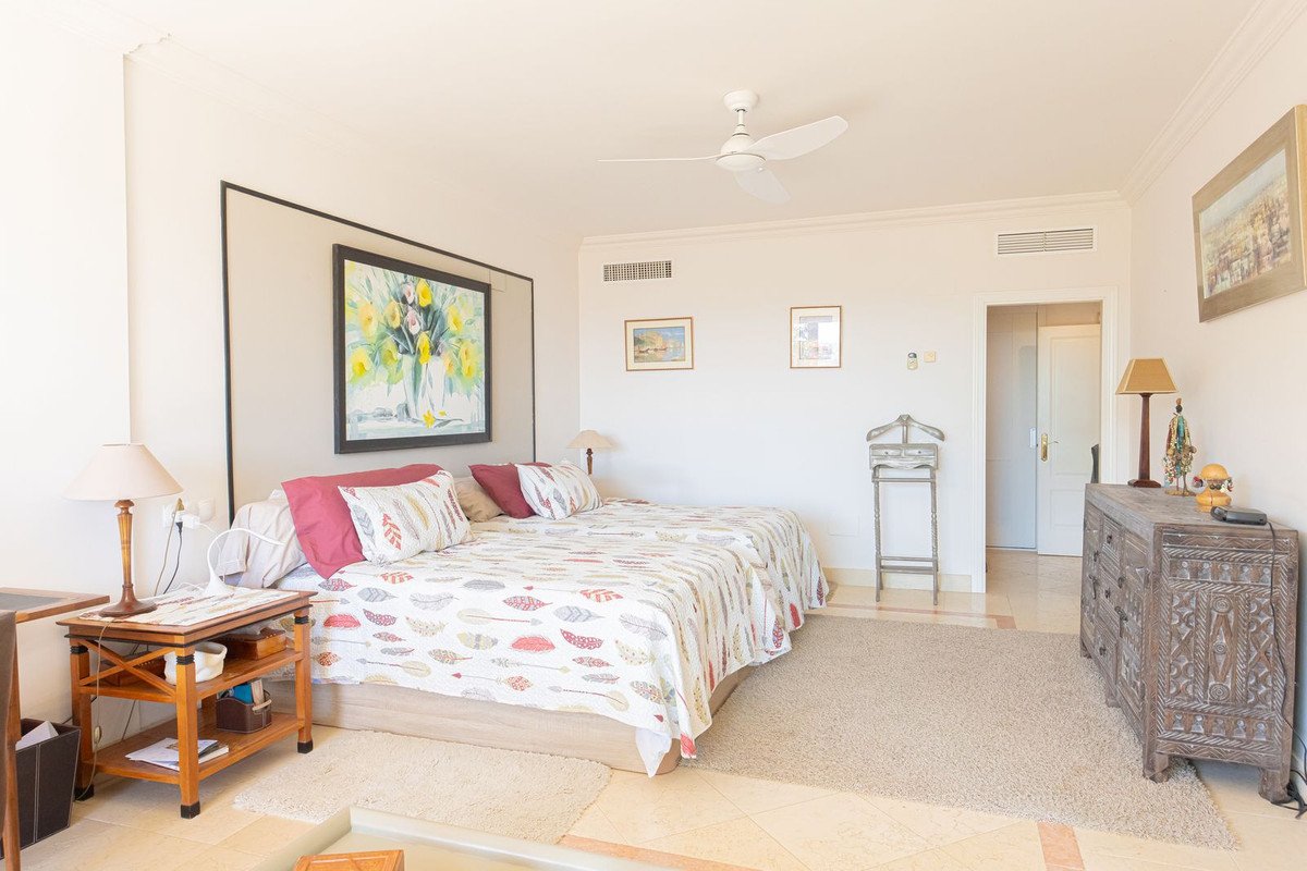 3 Bed Middle Floor Apartment in Nueva Andalucía