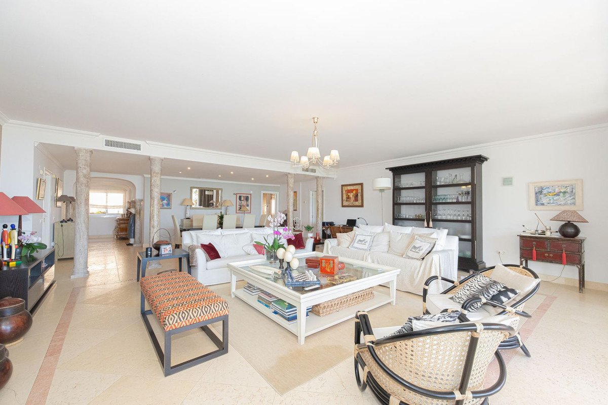 3 Bed Middle Floor Apartment in Nueva Andalucía