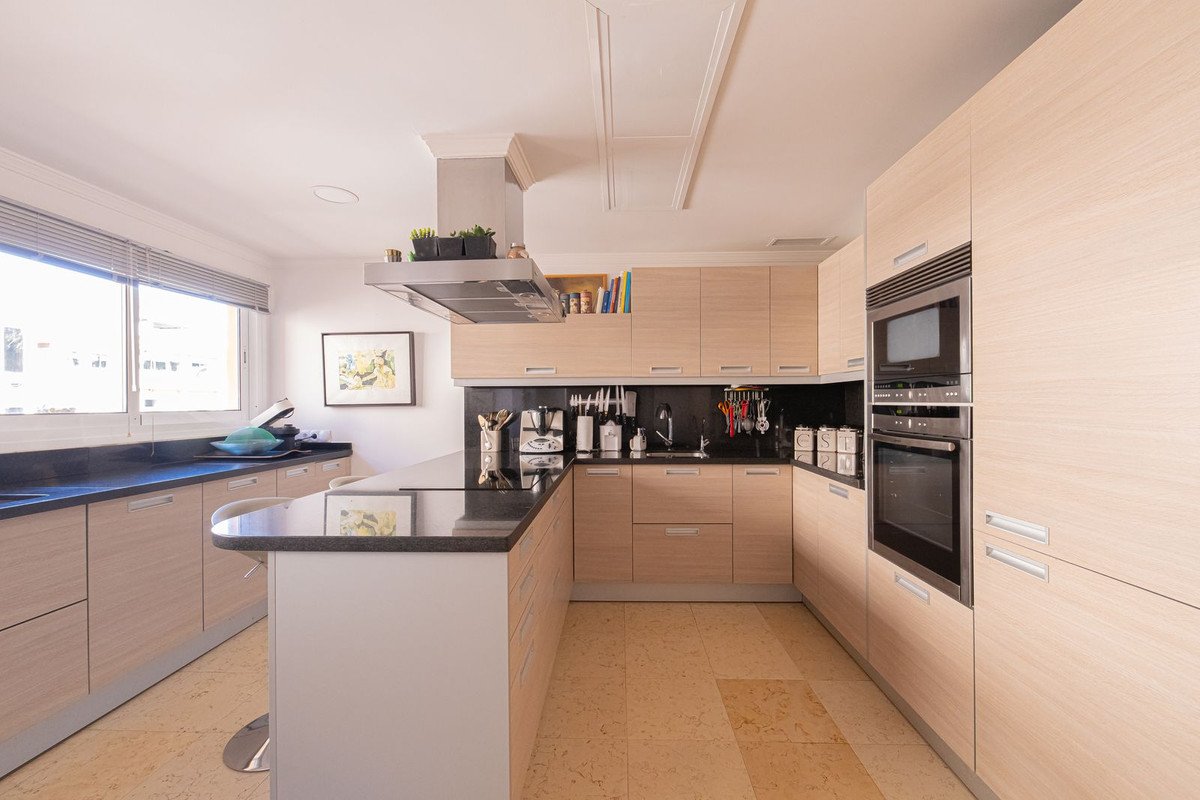 3 Bed Middle Floor Apartment in Nueva Andalucía