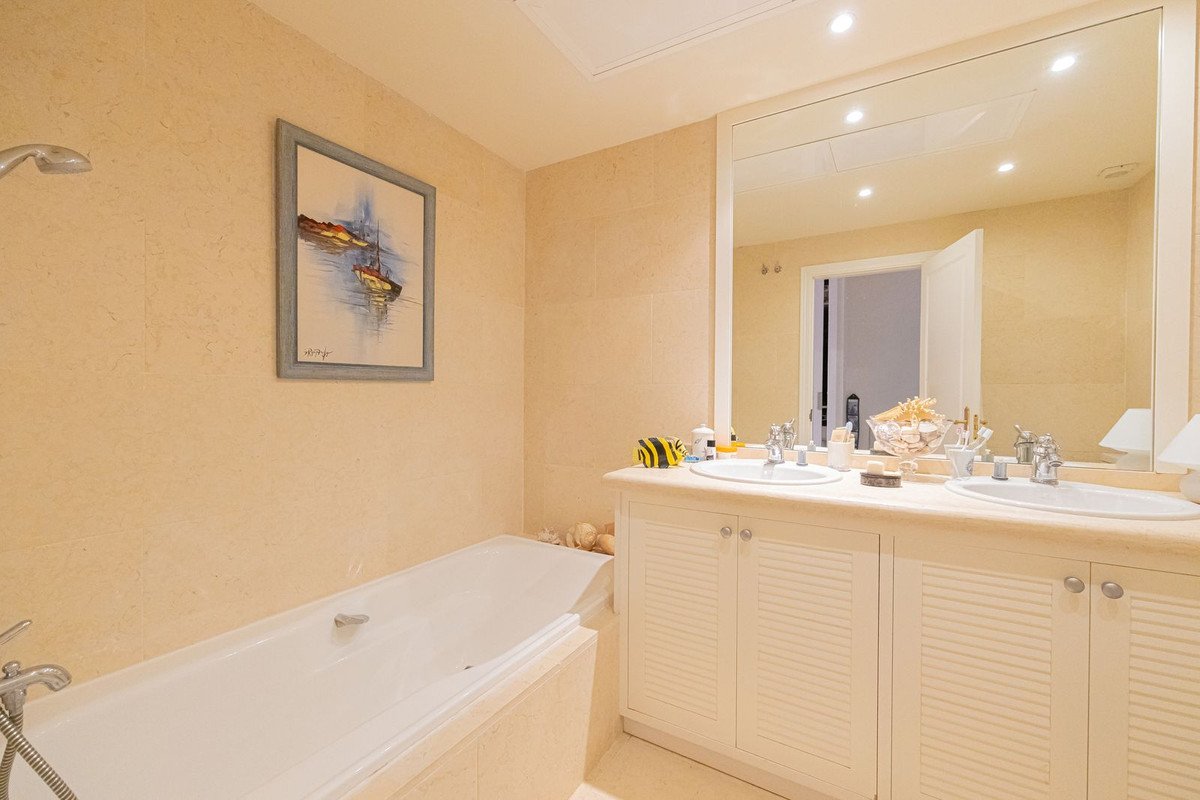 3 Bed Middle Floor Apartment in Nueva Andalucía