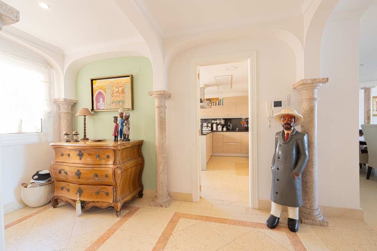3 Bed Middle Floor Apartment in Nueva Andalucía