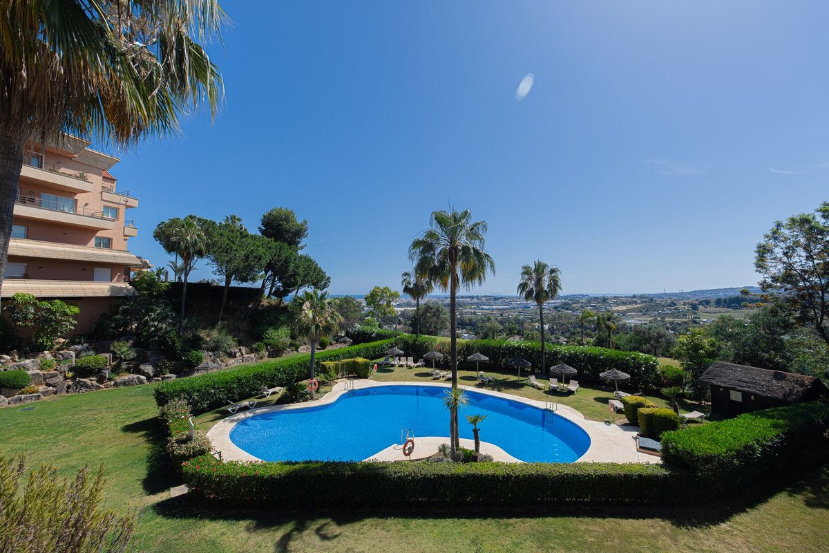 3 Bed Middle Floor Apartment in Nueva Andalucía