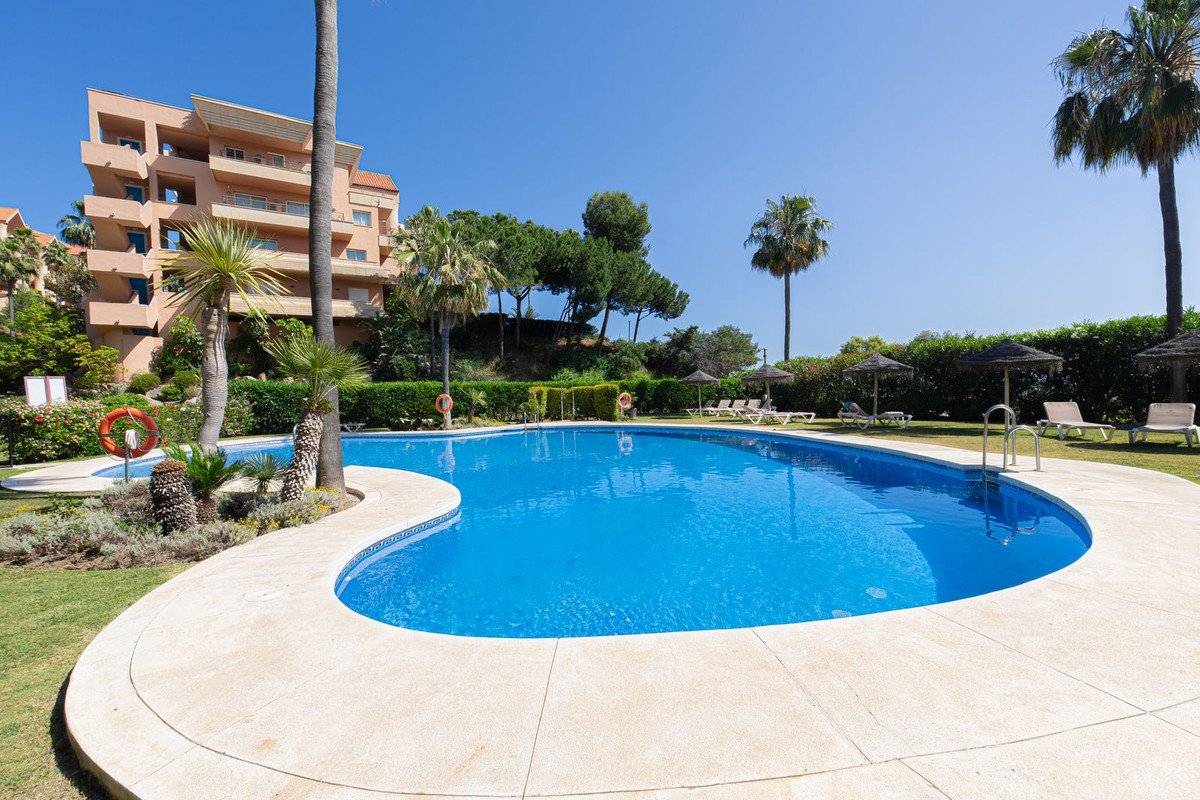 3 Bed Middle Floor Apartment in Nueva Andalucía