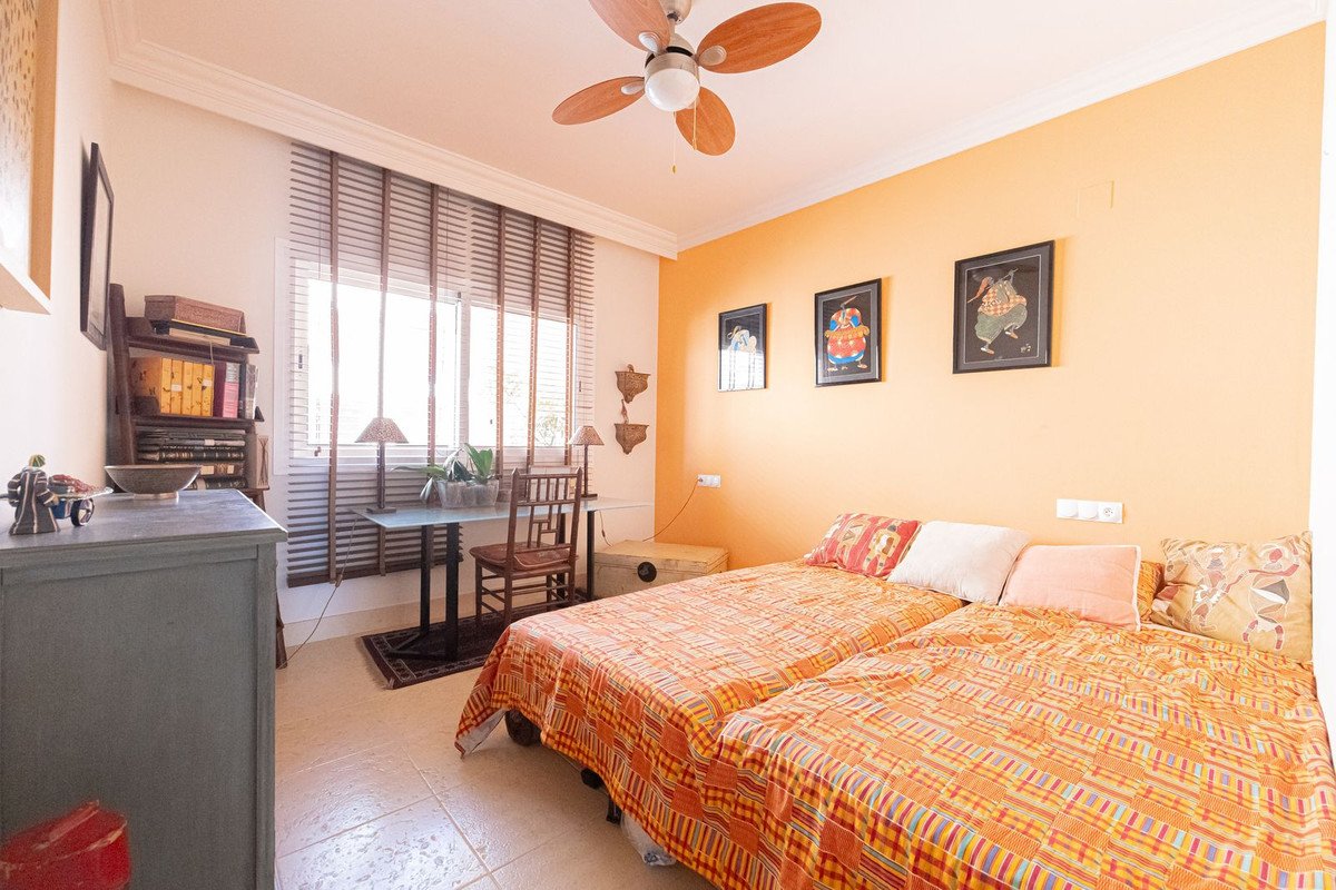 3 Bed Middle Floor Apartment in Nueva Andalucía