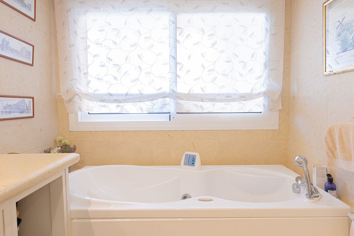 3 Bed Middle Floor Apartment in Nueva Andalucía