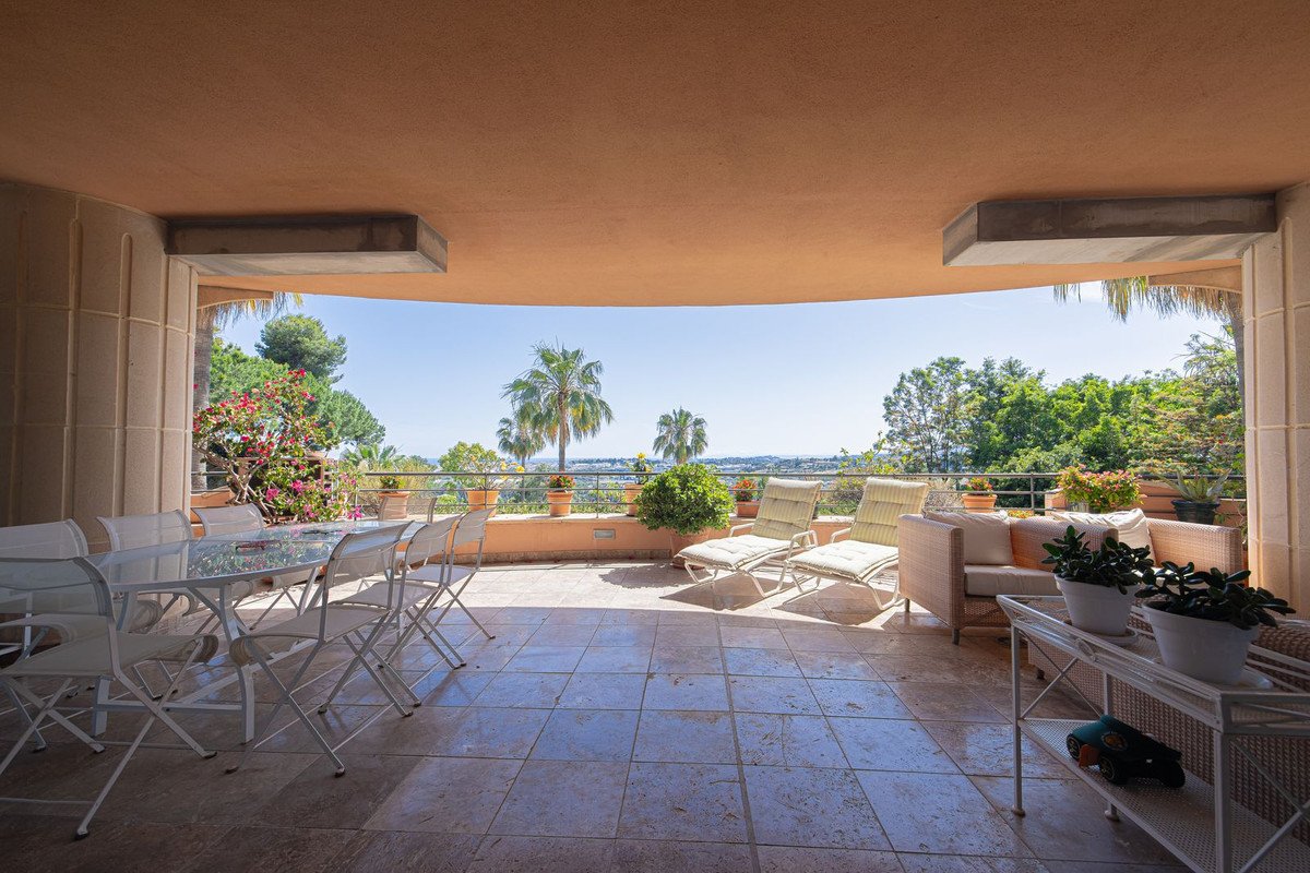 3 Bed Middle Floor Apartment in Nueva Andalucía
