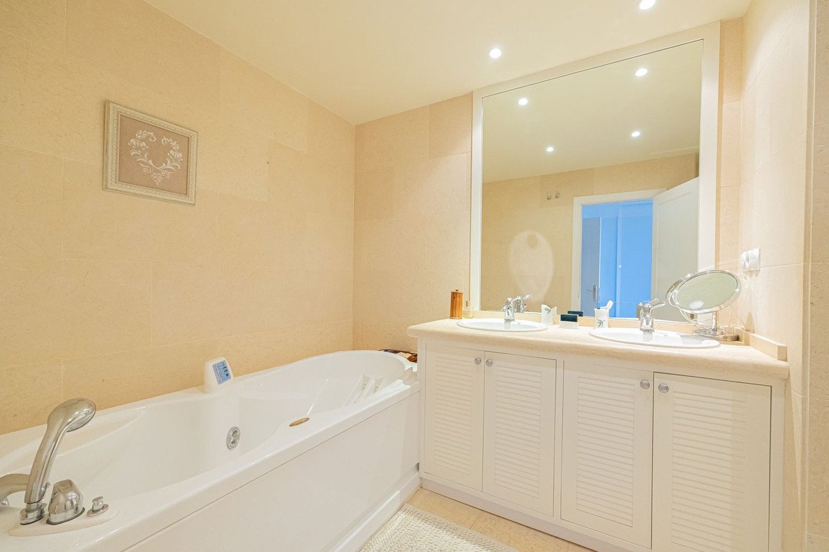 3 Bed Middle Floor Apartment in Nueva Andalucía