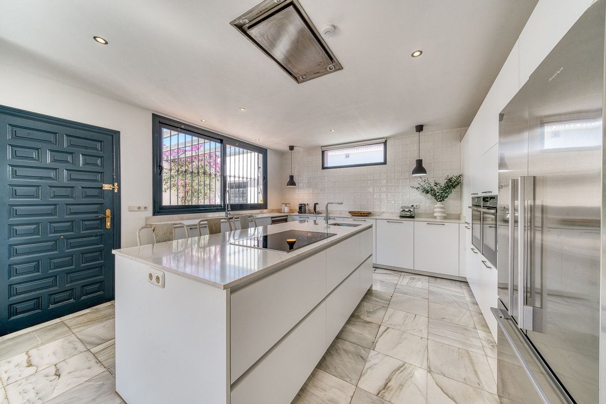 6 Bed Detached Villa in Nueva Andalucía