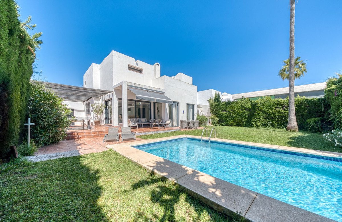 6 Bed Detached Villa in Nueva Andalucía
