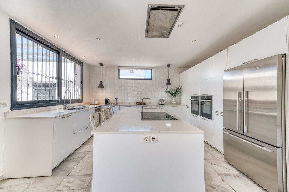6 Bed Detached Villa in Nueva Andalucía