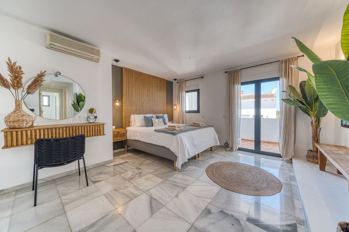 6 Bed Detached Villa in Nueva Andalucía