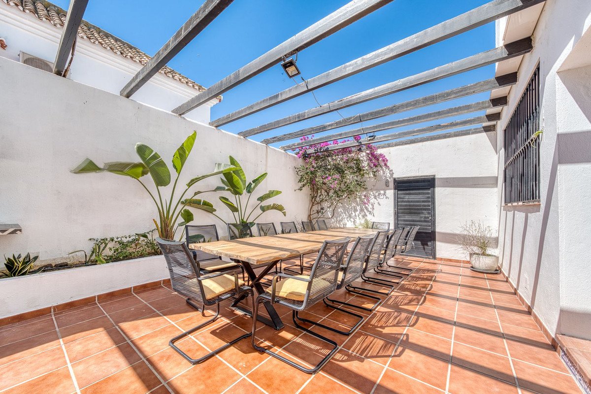 6 Bed Detached Villa in Nueva Andalucía